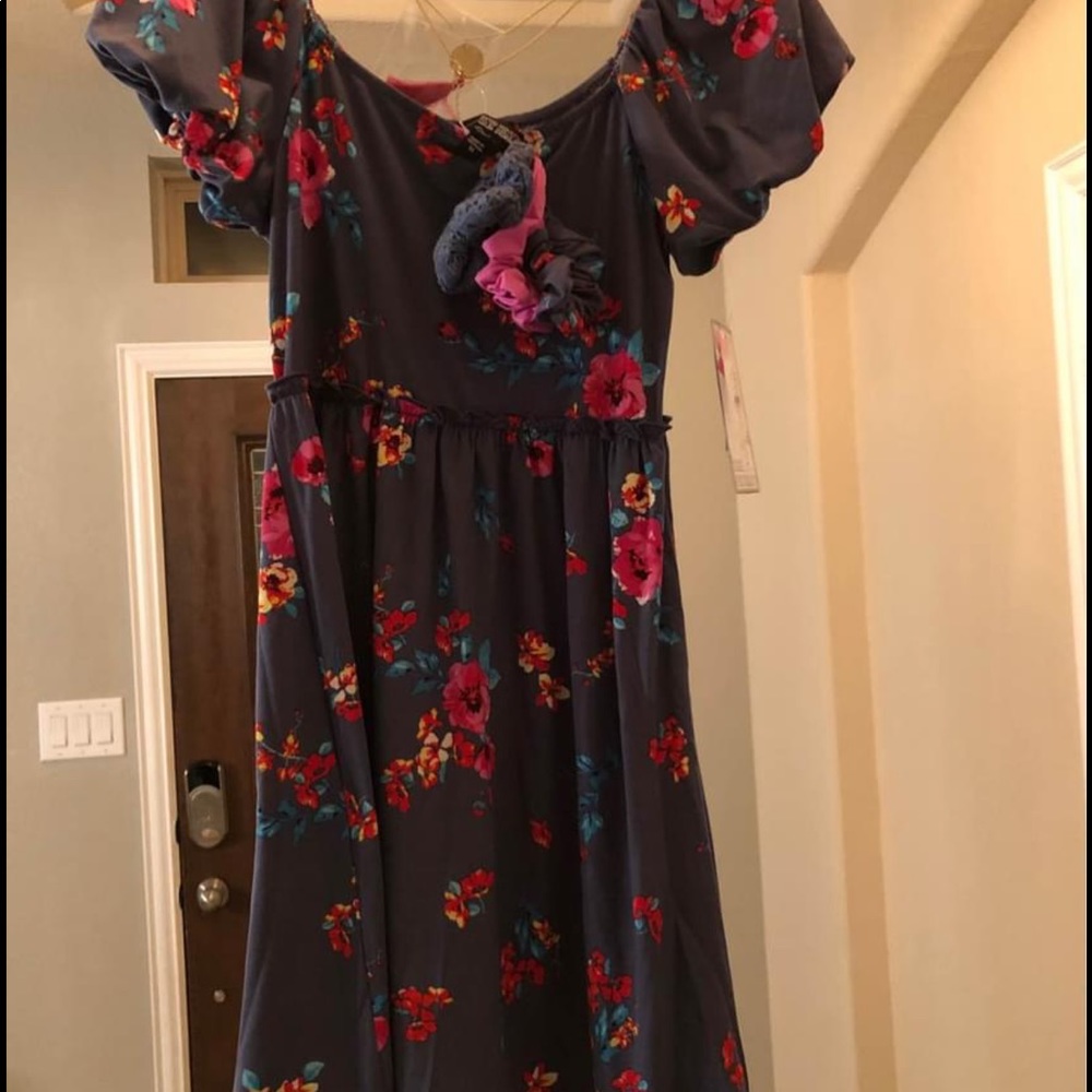 VERY comfortable Girl’s Dress - NWT Size Medium